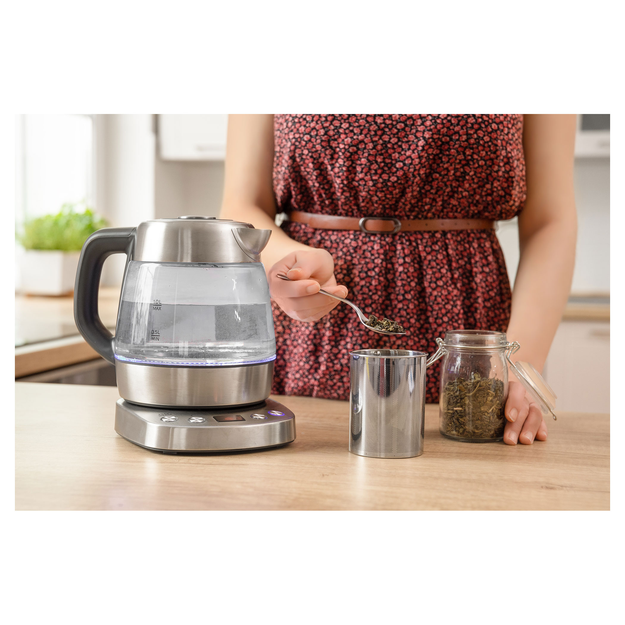 Electric kettle with tea strainer, SWK 1080SS